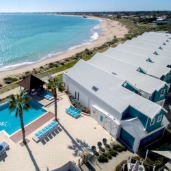Seashells Mandurah - Beachfront apartments located in Comet Bay and just an hour drive away from Perth featuring private balconies, infinity pool, BBQ area and free onsite car parking.